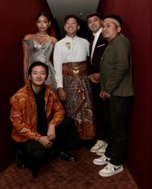 Chand Parwez Servia Instagram - SEKAWAN LIMO Tayang di Bioskop.

SEKAWAN LIMO ajak berdamai dengan masa lalu, film komedi horor pelepas penat yang komplit dan kontemplatif. ❤️

Alhamdulillah | Gusti, matur nuwun.

@sekawanlimo @moektito @nadyaarina @keisyalevronka @donopradana @benidictivity @indrapramujito @firza_valaza @devinaureel @cakkartolochannel @tri_karnadinata @betasofian @oddyananta @angiieewilliams @sarahtumiwa @arif_alfiansyah @ukilkentroenk @dza786 @mithunisar @nonaica @wawanidatiwibowo @adriansugiono @capluk @chressandy @mikhaelalpha @starvisionplus @skakstudios @poplicist  @rhayaflicks 
#SekawanLimo #FilmSekawanLimo #KawalSekawanLimo