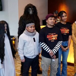 Chand Parwez Servia Instagram - Besok SEKAWAN LIMO Tayang di Bioskop.
Tiket sudah bisa dibeli. 👹

Komedi adalah medium komunikasi yang saya suka, tapi tontonan horor sedang jadi pilihan. Kemudian meramunya jadi Komedi Horor bersama sutradara @moektito dan komedi konsultan @donopradana dari skenario @nonaica sungguh menyenangkan sambil menyampaikan pesan 'berdamai dengan masa lalu' yang sering jadi trigger anxiety. Editing @wawanidatiwibowo berhasil menghadirkan tawa yang rapet, horor mencekam, persahabatan anak senja, romantisme, komplit juga menghangatkan hati. ❤️

 @nadyaarina @keisyalevronka  @benidictivity @indrapramujito @firza_valaza @devinaureel @cakkartolochannel @tri_karnadinata @betasofian @oddyananta @angiieewilliams @sarahtumiwa @arif_alfiansyah @ukilkentroenk @mithunisar @dza786 @wawanidatiwibowo @adriansugiono @capluk @chressandy @mikhaelalpha @starvisionplus @skakstudios 

@sekawanlimo
#SekawanLimo #FilmSekawanLimo #KawalSekawanLimo