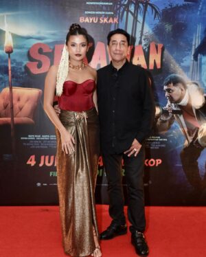 Chand Parwez Servia Instagram - SEKAWAN LIMO Tayang di Bioskop.

SEKAWAN LIMO ajak berdamai dengan masa lalu, film komedi horor pelepas penat yang komplit dan kontemplatif. ❤️

Alhamdulillah | Gusti, matur nuwun.

@sekawanlimo @moektito @nadyaarina @keisyalevronka @donopradana @benidictivity @indrapramujito @firza_valaza @devinaureel @cakkartolochannel @tri_karnadinata @betasofian @oddyananta @angiieewilliams @sarahtumiwa @arif_alfiansyah @ukilkentroenk @dza786 @mithunisar @nonaica @wawanidatiwibowo @adriansugiono @capluk @chressandy @mikhaelalpha @starvisionplus @skakstudios @poplicist  @rhayaflicks 
#SekawanLimo #FilmSekawanLimo #KawalSekawanLimo