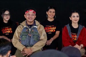 Chand Parwez Servia Instagram - SEKAWAN LIMO Tayang di Bioskop.

Bahagia melihat sahabat-sahabat yang mengawali eksplorasi potensi kreatifnya di @starvisionplus khususnya sebagai sutradara, kemudian bertumbuh jadi produser. Semoga selalu saling support untuk kesuksesan satu sama lainnya. Karena demikianlah semestinya untuk perfilman kita bertumbuh semakin baik, dan menempati hati penonton film Indonesia tercinta.
Bayu Skak @moektito menunjukkan pencapaian terbaiknya di Sekawan Limo @sekawanlimo dengan tetap bersahaja, dan seperti biasa kami selalu punya ritual ketika karya kami akan tayang dengan saling menguatkan dan doa setelah mencurahkan segala upaya, Bismillahirohmanirrohim.

Film Sekawan Limo lahir dari rasa cinta kami untuk hadirkan hiburan lengkap dan berkesan. Segera nonton di Bioskop, tayang mulai hari ini.

 @nadyaarina @keisyalevronka @donopradana @benidictivity @indrapramujito @firza_valaza @devinaureel @cakkartolochannel @tri_karnadinata @betasofian @oddyananta @angiieewilliams @sarahtumiwa @arif_alfiansyah @ukilkentroenk @dza786 @mithunisar @nonaica @wawanidatiwibowo @adriansugiono @capluk @chressandy @mikhaelalpha @skakstudios @rhayaflicks @poplicist @alvinhariz @ch444ndni @aliyasennn 
#SekawanLimo #FilmSekawanLimo #KawalSekawanLimo