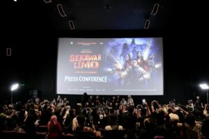 Chand Parwez Servia Instagram - SEKAWAN LIMO Tayang di Bioskop.

Bahagia melihat sahabat-sahabat yang mengawali eksplorasi potensi kreatifnya di @starvisionplus khususnya sebagai sutradara, kemudian bertumbuh jadi produser. Semoga selalu saling support untuk kesuksesan satu sama lainnya. Karena demikianlah semestinya untuk perfilman kita bertumbuh semakin baik, dan menempati hati penonton film Indonesia tercinta.
Bayu Skak @moektito menunjukkan pencapaian terbaiknya di Sekawan Limo @sekawanlimo dengan tetap bersahaja, dan seperti biasa kami selalu punya ritual ketika karya kami akan tayang dengan saling menguatkan dan doa setelah mencurahkan segala upaya, Bismillahirohmanirrohim.

Film Sekawan Limo lahir dari rasa cinta kami untuk hadirkan hiburan lengkap dan berkesan. Segera nonton di Bioskop, tayang mulai hari ini.

 @nadyaarina @keisyalevronka @donopradana @benidictivity @indrapramujito @firza_valaza @devinaureel @cakkartolochannel @tri_karnadinata @betasofian @oddyananta @angiieewilliams @sarahtumiwa @arif_alfiansyah @ukilkentroenk @dza786 @mithunisar @nonaica @wawanidatiwibowo @adriansugiono @capluk @chressandy @mikhaelalpha @skakstudios @rhayaflicks @poplicist @alvinhariz @ch444ndni @aliyasennn 
#SekawanLimo #FilmSekawanLimo #KawalSekawanLimo