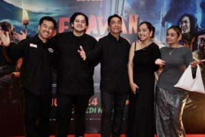 Chand Parwez Servia Instagram - SEKAWAN LIMO Tayang di Bioskop.

Bahagia melihat sahabat-sahabat yang mengawali eksplorasi potensi kreatifnya di @starvisionplus khususnya sebagai sutradara, kemudian bertumbuh jadi produser. Semoga selalu saling support untuk kesuksesan satu sama lainnya. Karena demikianlah semestinya untuk perfilman kita bertumbuh semakin baik, dan menempati hati penonton film Indonesia tercinta.
Bayu Skak @moektito menunjukkan pencapaian terbaiknya di Sekawan Limo @sekawanlimo dengan tetap bersahaja, dan seperti biasa kami selalu punya ritual ketika karya kami akan tayang dengan saling menguatkan dan doa setelah mencurahkan segala upaya, Bismillahirohmanirrohim.

Film Sekawan Limo lahir dari rasa cinta kami untuk hadirkan hiburan lengkap dan berkesan. Segera nonton di Bioskop, tayang mulai hari ini.

 @nadyaarina @keisyalevronka @donopradana @benidictivity @indrapramujito @firza_valaza @devinaureel @cakkartolochannel @tri_karnadinata @betasofian @oddyananta @angiieewilliams @sarahtumiwa @arif_alfiansyah @ukilkentroenk @dza786 @mithunisar @nonaica @wawanidatiwibowo @adriansugiono @capluk @chressandy @mikhaelalpha @skakstudios @rhayaflicks @poplicist @alvinhariz @ch444ndni @aliyasennn 
#SekawanLimo #FilmSekawanLimo #KawalSekawanLimo