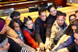 Chand Parwez Servia Instagram - Besok SEKAWAN LIMO Tayang di Bioskop.
Tiket sudah bisa dibeli. 👹

Komedi adalah medium komunikasi yang saya suka, tapi tontonan horor sedang jadi pilihan. Kemudian meramunya jadi Komedi Horor bersama sutradara @moektito dan komedi konsultan @donopradana dari skenario @nonaica sungguh menyenangkan sambil menyampaikan pesan 'berdamai dengan masa lalu' yang sering jadi trigger anxiety. Editing @wawanidatiwibowo berhasil menghadirkan tawa yang rapet, horor mencekam, persahabatan anak senja, romantisme, komplit juga menghangatkan hati. ❤️

 @nadyaarina @keisyalevronka  @benidictivity @indrapramujito @firza_valaza @devinaureel @cakkartolochannel @tri_karnadinata @betasofian @oddyananta @angiieewilliams @sarahtumiwa @arif_alfiansyah @ukilkentroenk @mithunisar @dza786 @wawanidatiwibowo @adriansugiono @capluk @chressandy @mikhaelalpha @starvisionplus @skakstudios 

@sekawanlimo
#SekawanLimo #FilmSekawanLimo #KawalSekawanLimo