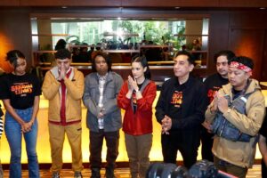 Chand Parwez Servia Instagram - Besok SEKAWAN LIMO Tayang di Bioskop.
Tiket sudah bisa dibeli. 👹

Komedi adalah medium komunikasi yang saya suka, tapi tontonan horor sedang jadi pilihan. Kemudian meramunya jadi Komedi Horor bersama sutradara @moektito dan komedi konsultan @donopradana dari skenario @nonaica sungguh menyenangkan sambil menyampaikan pesan 'berdamai dengan masa lalu' yang sering jadi trigger anxiety. Editing @wawanidatiwibowo berhasil menghadirkan tawa yang rapet, horor mencekam, persahabatan anak senja, romantisme, komplit juga menghangatkan hati. ❤️

 @nadyaarina @keisyalevronka  @benidictivity @indrapramujito @firza_valaza @devinaureel @cakkartolochannel @tri_karnadinata @betasofian @oddyananta @angiieewilliams @sarahtumiwa @arif_alfiansyah @ukilkentroenk @mithunisar @dza786 @wawanidatiwibowo @adriansugiono @capluk @chressandy @mikhaelalpha @starvisionplus @skakstudios 

@sekawanlimo
#SekawanLimo #FilmSekawanLimo #KawalSekawanLimo