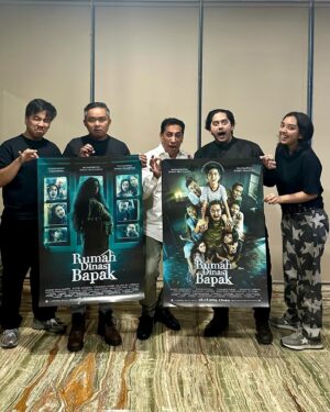 Chand Parwez Servia Instagram - RUMAH DINAS BAPAK Teaser & Official Poster.
Kalian lebih suka yang mana?

#RumahDinasBapak @alvinhariz 
@rumahdinasbapak @dodit_mul @_putriayudya @yasaminjasem @elangelgibran  @bobbyprasetyo @octa.frans @sadanaagungs @fajar_nugra @rukmanrosadi_ @with.fatmah @egaalfariz @dza786 @mithunisar @evelynafnilia @ryanpurwoko @padri_nadeak @capluk @mikhaelalpha @aliyasennn @starvisionplus