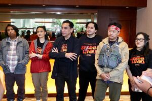 Chand Parwez Servia Instagram - Besok SEKAWAN LIMO Tayang di Bioskop.
Tiket sudah bisa dibeli. 👹

Komedi adalah medium komunikasi yang saya suka, tapi tontonan horor sedang jadi pilihan. Kemudian meramunya jadi Komedi Horor bersama sutradara @moektito dan komedi konsultan @donopradana dari skenario @nonaica sungguh menyenangkan sambil menyampaikan pesan 'berdamai dengan masa lalu' yang sering jadi trigger anxiety. Editing @wawanidatiwibowo berhasil menghadirkan tawa yang rapet, horor mencekam, persahabatan anak senja, romantisme, komplit juga menghangatkan hati. ❤️

 @nadyaarina @keisyalevronka  @benidictivity @indrapramujito @firza_valaza @devinaureel @cakkartolochannel @tri_karnadinata @betasofian @oddyananta @angiieewilliams @sarahtumiwa @arif_alfiansyah @ukilkentroenk @mithunisar @dza786 @wawanidatiwibowo @adriansugiono @capluk @chressandy @mikhaelalpha @starvisionplus @skakstudios 

@sekawanlimo
#SekawanLimo #FilmSekawanLimo #KawalSekawanLimo