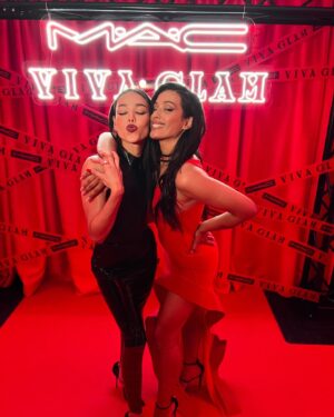 Chanel Terrero Instagram - 💄 #MacVivaGlam 💄 

Os invito a informaros de toda la historia que hay detrás de la campaña.. es conmovedora ✨ YO YA TNGO MIS LIPSTICKS BEIBBBS🩸

🌹¡Qué linda noche pasamos!🌹
THABK YOU @maccosmetics_es