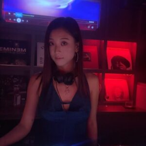 Chang Seung-yeon Instagram - My first DJ set in Singapore!🇸🇬🎧
Thank you @baescocktailclub.sg and 
@signedbywild Family!🤍🖤
