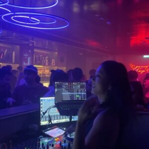 Chang Seung-yeon Instagram - My first DJ set in Singapore!🇸🇬🎧
Thank you @baescocktailclub.sg and 
@signedbywild Family!🤍🖤