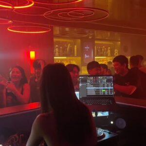 Chang Seung-yeon Instagram - My first DJ set in Singapore!🇸🇬🎧
Thank you @baescocktailclub.sg and 
@signedbywild Family!🤍🖤