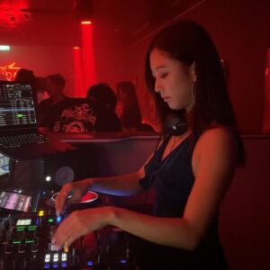 Chang Seung-yeon Instagram - My first DJ set in Singapore!🇸🇬🎧
Thank you @baescocktailclub.sg and 
@signedbywild Family!🤍🖤