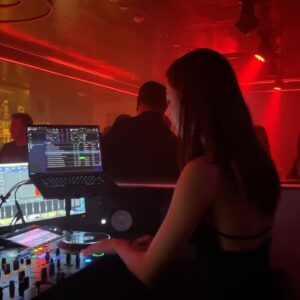 Chang Seung-yeon Instagram - My first DJ set in Singapore!🇸🇬🎧
Thank you @baescocktailclub.sg and 
@signedbywild Family!🤍🖤
