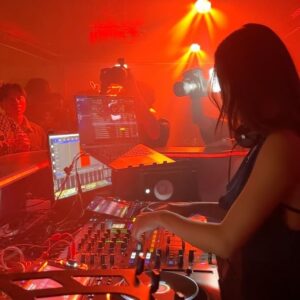 Chang Seung-yeon Instagram - My first DJ set in Singapore!🇸🇬🎧
Thank you @baescocktailclub.sg and 
@signedbywild Family!🤍🖤