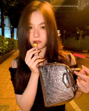 Chanikarn Tangkabodee Instagram - 🤞🏻🐦‍⬛@givenchy #givenchyantigona