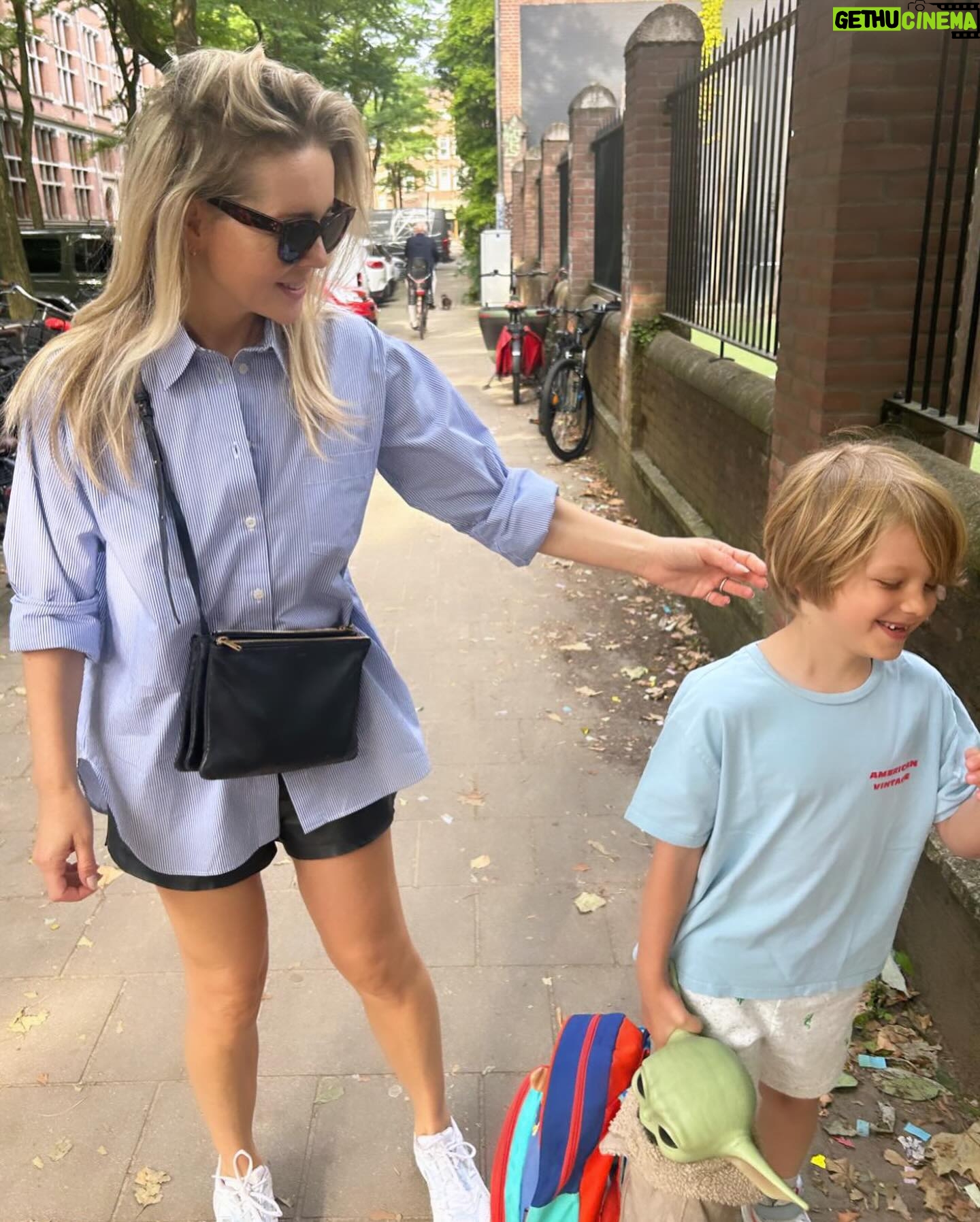 Chantal Janzen - 51.7K Likes - Dag groep 2, dag kleutertijd.
Hoi sentimentele moeder, hoi toekomst.
Het is altijd even slikken, deze ‘laatste keren’, maar ook altijd mooi. Vooral mooi. En als ik naar je grote broers en zussen kijk, verheug ik me zo op alles wat jij, en wij nog gaan beleven. Het leven is prachtig. En als dat het soms even niet is, kom je altijd terug bij ons ❤️
1. Laatste keer naar de kleuters dus niet meer op een foto willen met je moeder en geen voortanden meer
2. Eerste keer naar school aan vaders hand
3. Laatste keer naar de kleuters, ‘uiteraard’ zónder vaders hand
4. Laatste keer naar de kleuters aan je moeders hand, omdat je moeder dat nodig heeft
5. Paw Patrol to the rescue op eerste schooldag
6. Eerste keer naar school, toen je nog met je ouders op de foto wilde op t schoolplein en nog voortanden had
Sterkte aan alle ouders en verzorgers, lastig soms hè, deze momenten…
Maar vooral mooi ❤️