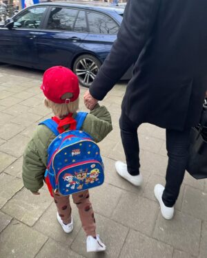 Chantal Janzen Instagram - Dag groep 2, dag kleutertijd. 
Hoi sentimentele moeder, hoi toekomst. 
Het is altijd even slikken, deze ‘laatste keren’, maar ook altijd mooi. Vooral mooi. En als ik naar je grote broers en zussen kijk, verheug ik me zo op alles wat jij, en wij nog gaan beleven. Het leven is prachtig. En als dat het soms even niet is, kom je altijd terug bij ons ❤️

1. Laatste keer naar de kleuters dus niet meer op een foto willen met je moeder en geen voortanden meer
2. Eerste keer naar school aan vaders hand
3. Laatste keer naar de kleuters, ‘uiteraard’ zónder vaders hand 
4. Laatste keer naar de kleuters aan je moeders hand, omdat je moeder dat nodig heeft 
5. Paw Patrol to the rescue op eerste schooldag
6. Eerste keer naar school, toen je nog met je ouders op de foto wilde op t schoolplein en nog voortanden had

Sterkte aan alle ouders en verzorgers, lastig soms hè, deze momenten…
Maar vooral mooi ❤️