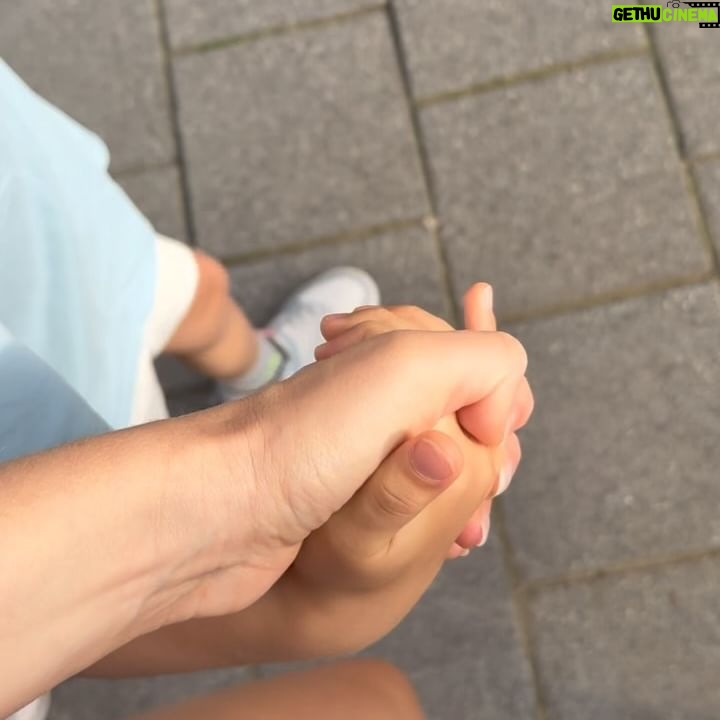 Chantal Janzen - 51.7K Likes - Dag groep 2, dag kleutertijd.
Hoi sentimentele moeder, hoi toekomst.
Het is altijd even slikken, deze ‘laatste keren’, maar ook altijd mooi. Vooral mooi. En als ik naar je grote broers en zussen kijk, verheug ik me zo op alles wat jij, en wij nog gaan beleven. Het leven is prachtig. En als dat het soms even niet is, kom je altijd terug bij ons ❤️
1. Laatste keer naar de kleuters dus niet meer op een foto willen met je moeder en geen voortanden meer
2. Eerste keer naar school aan vaders hand
3. Laatste keer naar de kleuters, ‘uiteraard’ zónder vaders hand
4. Laatste keer naar de kleuters aan je moeders hand, omdat je moeder dat nodig heeft
5. Paw Patrol to the rescue op eerste schooldag
6. Eerste keer naar school, toen je nog met je ouders op de foto wilde op t schoolplein en nog voortanden had
Sterkte aan alle ouders en verzorgers, lastig soms hè, deze momenten…
Maar vooral mooi ❤️