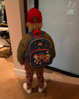 Chantal Janzen Instagram - Dag groep 2, dag kleutertijd. 
Hoi sentimentele moeder, hoi toekomst. 
Het is altijd even slikken, deze ‘laatste keren’, maar ook altijd mooi. Vooral mooi. En als ik naar je grote broers en zussen kijk, verheug ik me zo op alles wat jij, en wij nog gaan beleven. Het leven is prachtig. En als dat het soms even niet is, kom je altijd terug bij ons ❤️

1. Laatste keer naar de kleuters dus niet meer op een foto willen met je moeder en geen voortanden meer
2. Eerste keer naar school aan vaders hand
3. Laatste keer naar de kleuters, ‘uiteraard’ zónder vaders hand 
4. Laatste keer naar de kleuters aan je moeders hand, omdat je moeder dat nodig heeft 
5. Paw Patrol to the rescue op eerste schooldag
6. Eerste keer naar school, toen je nog met je ouders op de foto wilde op t schoolplein en nog voortanden had

Sterkte aan alle ouders en verzorgers, lastig soms hè, deze momenten…
Maar vooral mooi ❤️