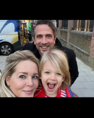 Chantal Janzen Instagram - Dag groep 2, dag kleutertijd. 
Hoi sentimentele moeder, hoi toekomst. 
Het is altijd even slikken, deze ‘laatste keren’, maar ook altijd mooi. Vooral mooi. En als ik naar je grote broers en zussen kijk, verheug ik me zo op alles wat jij, en wij nog gaan beleven. Het leven is prachtig. En als dat het soms even niet is, kom je altijd terug bij ons ❤️

1. Laatste keer naar de kleuters dus niet meer op een foto willen met je moeder en geen voortanden meer
2. Eerste keer naar school aan vaders hand
3. Laatste keer naar de kleuters, ‘uiteraard’ zónder vaders hand 
4. Laatste keer naar de kleuters aan je moeders hand, omdat je moeder dat nodig heeft 
5. Paw Patrol to the rescue op eerste schooldag
6. Eerste keer naar school, toen je nog met je ouders op de foto wilde op t schoolplein en nog voortanden had

Sterkte aan alle ouders en verzorgers, lastig soms hè, deze momenten…
Maar vooral mooi ❤️