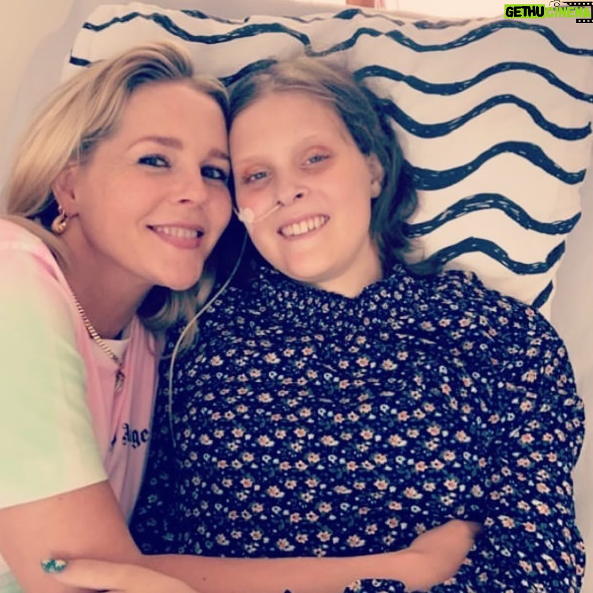 Chantal Janzen - 164.9K Likes - We zaten net buiten en ik zei dat ik je mama zo ging bellen. Ineens vloog er een prachtige grote vlinder voorbij. Vlinders, je lievelings. En jij was er altijd al eentje. Ze ging ‘n seconde op Bobby’s hoofd zitten, hij schrok, wapperde wat, en ze vloog toen weer over de heg weg. Marco zei dat dat niet zomaar was, en dat jij even bij ons wilde zitten. Ik denk dat ook.
En nu draai ik je liedje van Pink.
Lieve Kiki je wordt gemist hier
14-07-2021 🦋
