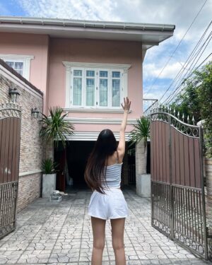 Charada Imraporn Instagram - บ๊ายบาย บ้านที่สร้างความทรงจำมากมายให้กับพวกเรา❤️🏡 ขอบคุณที่คอยเป็นบ้านที่ให้เราได้กลับมาพักผ่อนเสมอนะ คงไม่ได้กลับมาหาแล้วฝากดูแลและขอให้มีความทรงจำดีๆกับเจ้าของใหม่นะ🫶🏼