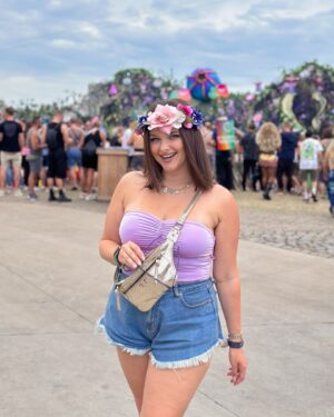 Charlène Bey Instagram - ✨TOMORROWLAND DAY 2✨ j’ai ramené la couronne de fleurs 🌸🌷🌹 💐  un look 2 très fanfreluche 💃🏻 on valide ?? (Pour être honnête je l’ai pas gardé longtemps 🥺 je l’ai enlevé au moment où j’ai entendu un mec dire « c’est moche sa couronne de fleur » ça m’a vexé 😭😭 je suis un peu susceptible au secours 

#tomorrowland #tomorrowland2024 #festivaloutfit #festivallook #tml2024