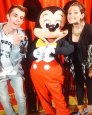 Charlène Bey Instagram - HAPPY BIRTHDAAYY DISNEYLAND PARIS 🎂🥳🎢🐭 ✨là où tout a commencé, 10 ans plus tard 🫶🏻💞 pour la petite anecdote 2014, je lance ma chaîne YouTube pendant mon plus long contrat de castmember (j’en ai eu 6 entre 2011 & 2015). En 2015 je travaillais donc à Ratatouille depuis 1 an & Théo, YouTubeur avec qui j’avais déjà un peu échangé a été placé sur mon attraction pendant son contrat d’été ! (photo 3 on était des baby 🥹!!!) Une personne avec les mêmes passions et surtout le même humour que moi ! Et … depuis, on est inséparables ! Merci Disney d’avoir été à l’origine de mon amitié la plus pure et la plus précieuse ! On a tous des histoires et des petites anecdotes à partager avec ce parc, celle ci est ma plus belle 💞 Joyeux 32 ans Disneyland Paris & merci pour cette invitation d’anniversaire 🫶🏻 je vous partage tout ça en story ce week end ✨

#disneyland #disneylandparis #disney