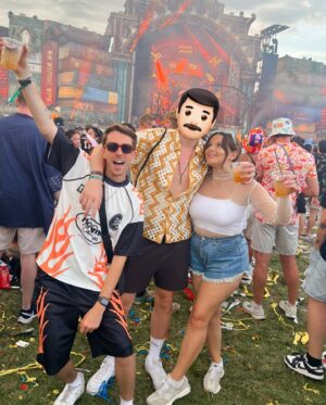 Charlène Bey Instagram - ✨LA PHOTO INSTA✨ … & LES AUTRES 😬💕 ce petit DUMP pour clôturer ce WEEK END 1 à Tomorrowland 🥹💔 cette année magique qui a ENFIN réunie mes deux loustiques 🫶🏻 j’ai fait mes 3 premières années avec Théo & les 2 d’après avec ✨Liam✨ (si avez la réf) je rêvais de vivre ça avec les 2 & c’est enfin chose faite ! Avec mon amoureux on y retourne JEUDI pour le 2ème weekend, cette fois ci sans Théo et surtout… AU CAMPIIING 💕⛺️💃🏻 hâte de vous faire découvrir cet aspect qui risque d’être bien plus cocasse, surtout… s’il pleut 😭😂😂

#tomorrowland2024 #tml2024 #tomorrowland #tomorrowlandbelgium #festivallife