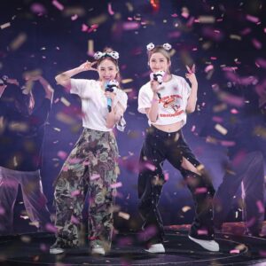 Charlene Choi Instagram - 完成咗八場
終於可以小休一吓😎

成都真係周街都係熊貓
唔係啲熊貓周街走
係全部人個身上面都總會有熊貓🤣
我哋都入鄉隨俗😝

新ear mon 襯返我枝咪 😍

最尾張相係我
#今日嘅笑點 🤣🤣🤣🤣

#twinsspirit22巡回演唱會