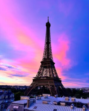 Charlotte Bobb Instagram - Je vous laisse tranquillement défiler et regarder les dernières photos comme elles sont belles 😂😂😂😂 emmener ma mère à une soirée comme celle ci j’en suis mega fière et elle m’a bien fait rire 😂❤️❤️❤️ merci @pullmantoureiffel pour l’invitation 🥹