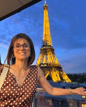 Charlotte Bobb Instagram - Je vous laisse tranquillement défiler et regarder les dernières photos comme elles sont belles 😂😂😂😂 emmener ma mère à une soirée comme celle ci j’en suis mega fière et elle m’a bien fait rire 😂❤️❤️❤️ merci @pullmantoureiffel pour l’invitation 🥹