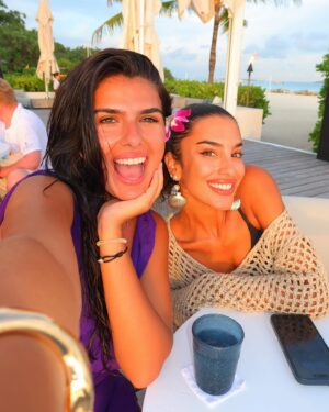Charlotte Mint Instagram - 1 - notre bonheur d’être sur une île déserte 🧜‍♀️ 
2- coucou d’une raie manta 🌊🌍 
3- gratitude d’être ensemble 🙏 
4- nuage de poissons 🐠 
5 - requin nourrice qui fait un gros dodo 🦈