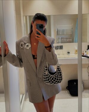 Charlotte Mint Instagram - July Dump … du soleil à l’hiver il y a qu’une heure ! 

1- ibiza mi amor 🍒 🇪🇸 
2 - back to paname, on prépare la rentrée 🤓
3- girly night, new coupe ✂️ 
4- faut que ça brille baby ✨ 
5- pas très convaincu de ma coupe … 😭 
6- back home, south of 🇫🇷