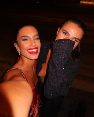 Charlotte Mint Instagram - Notre histoire est entrain d’écrire … Une année de plus ensemble et jusqu’à l’infini … 💕 Joyeux anniversaire ma soeur, mon pilier, mon repère … Tu es ma famille mon tout ! Je t’aime ma bbeyyyy 🦋 
Jess & Cha tu connais ♾️ @jessicaaidi