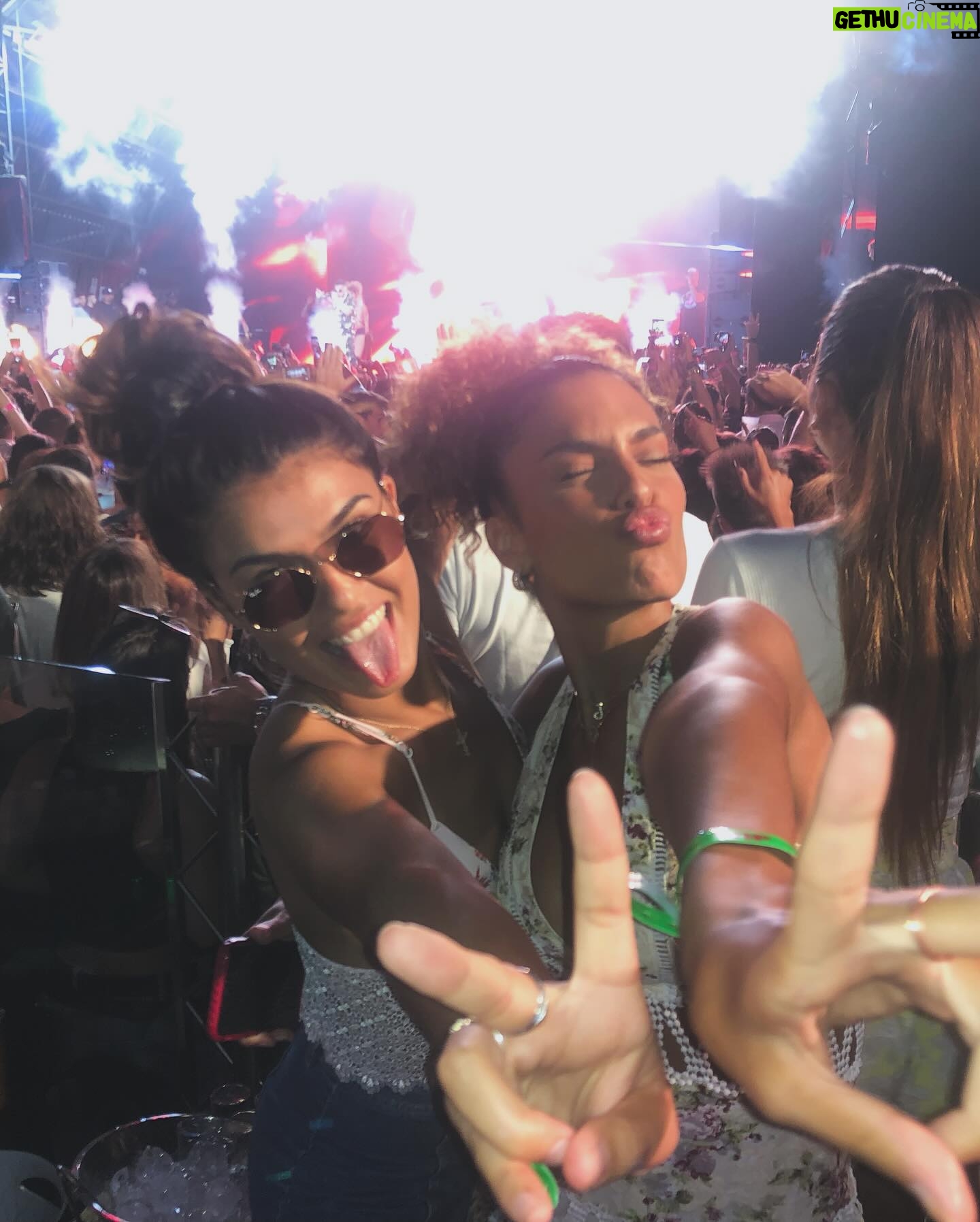 Charlotte Mint - 8.7K Likes - Notre histoire est entrain d’écrire … Une année de plus ensemble et jusqu’à l’infini … 💕 Joyeux anniversaire ma soeur, mon pilier, mon repère … Tu es ma famille mon tout ! Je t’aime ma bbeyyyy 🦋
Jess & Cha tu connais ♾️ @jessicaaidi