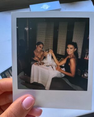 Charlotte Mint Instagram - Notre histoire est entrain d’écrire … Une année de plus ensemble et jusqu’à l’infini … 💕 Joyeux anniversaire ma soeur, mon pilier, mon repère … Tu es ma famille mon tout ! Je t’aime ma bbeyyyy 🦋 
Jess & Cha tu connais ♾️ @jessicaaidi