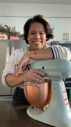 Chef Lovely Instagram - A sweet treat to start the week. If you want the full recipe drop me a 🍪 in the comments. Love you, my loves! #LoveYouLetsEat #HappyHolidays