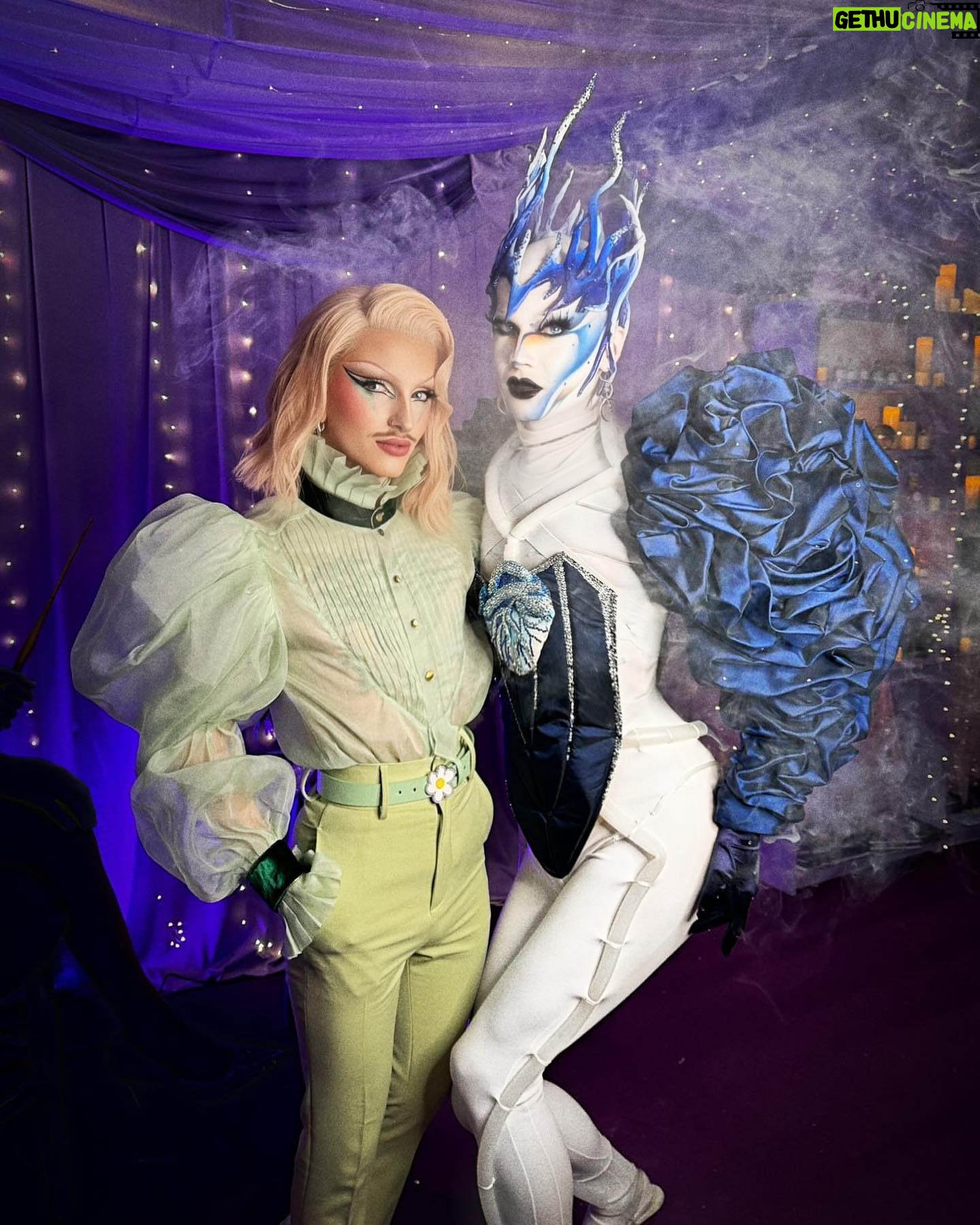 ChelseaBoy - 2.9K Likes - DRAG CON WAS SMOKIN’! 🌪️
Love looking back at all these fun moments with the drag fam at @rupaulsdragcon 🙌🏻 Everyone looked SICKENING! 😍 Thank you for spreading the Drag joy everybody!! 🙏🏻✨
Smoke costume @daphne_karstens_wearable_art
Crown, Heart & Stoning @xochelseaboy
Agency @dragsofanarchy
#dragcon #rupaulsdragcon #dragconuk #dragconuk2024 #xochelseaboy