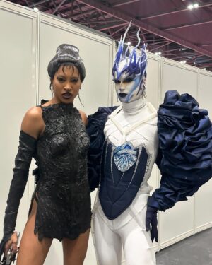 ChelseaBoy Instagram - DRAG CON WAS SMOKIN’! 🌪️ 

Love looking back at all these fun moments with the drag fam at @rupaulsdragcon 🙌🏻 Everyone looked SICKENING! 😍 Thank you for spreading the Drag joy everybody!! 🙏🏻✨

Smoke costume @daphne_karstens_wearable_art 
Crown, Heart & Stoning @xochelseaboy 
Agency @dragsofanarchy 

#dragcon #rupaulsdragcon #dragconuk #dragconuk2024 #xochelseaboy
