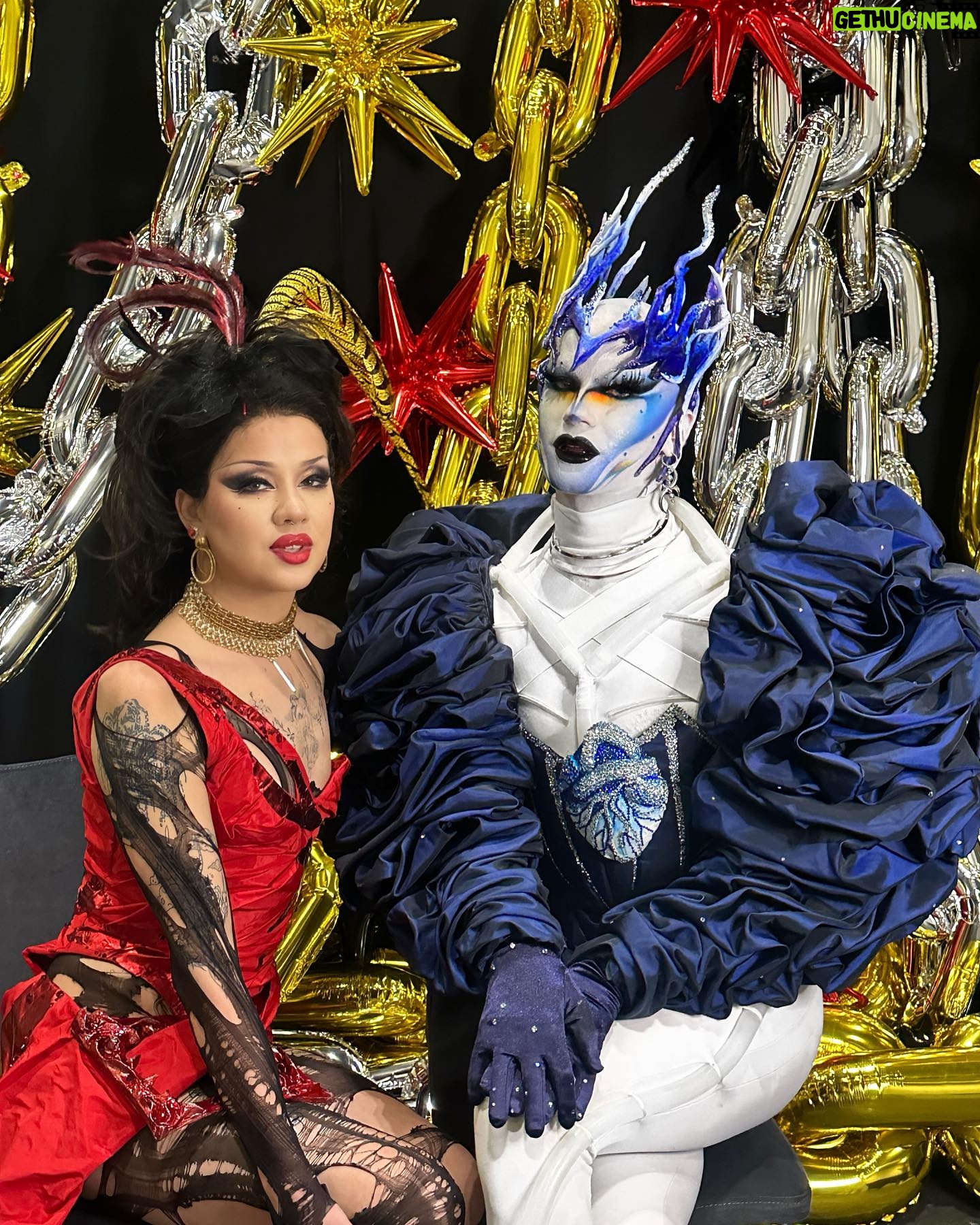 ChelseaBoy - 2.9K Likes - DRAG CON WAS SMOKIN’! 🌪️
Love looking back at all these fun moments with the drag fam at @rupaulsdragcon 🙌🏻 Everyone looked SICKENING! 😍 Thank you for spreading the Drag joy everybody!! 🙏🏻✨
Smoke costume @daphne_karstens_wearable_art
Crown, Heart & Stoning @xochelseaboy
Agency @dragsofanarchy
#dragcon #rupaulsdragcon #dragconuk #dragconuk2024 #xochelseaboy