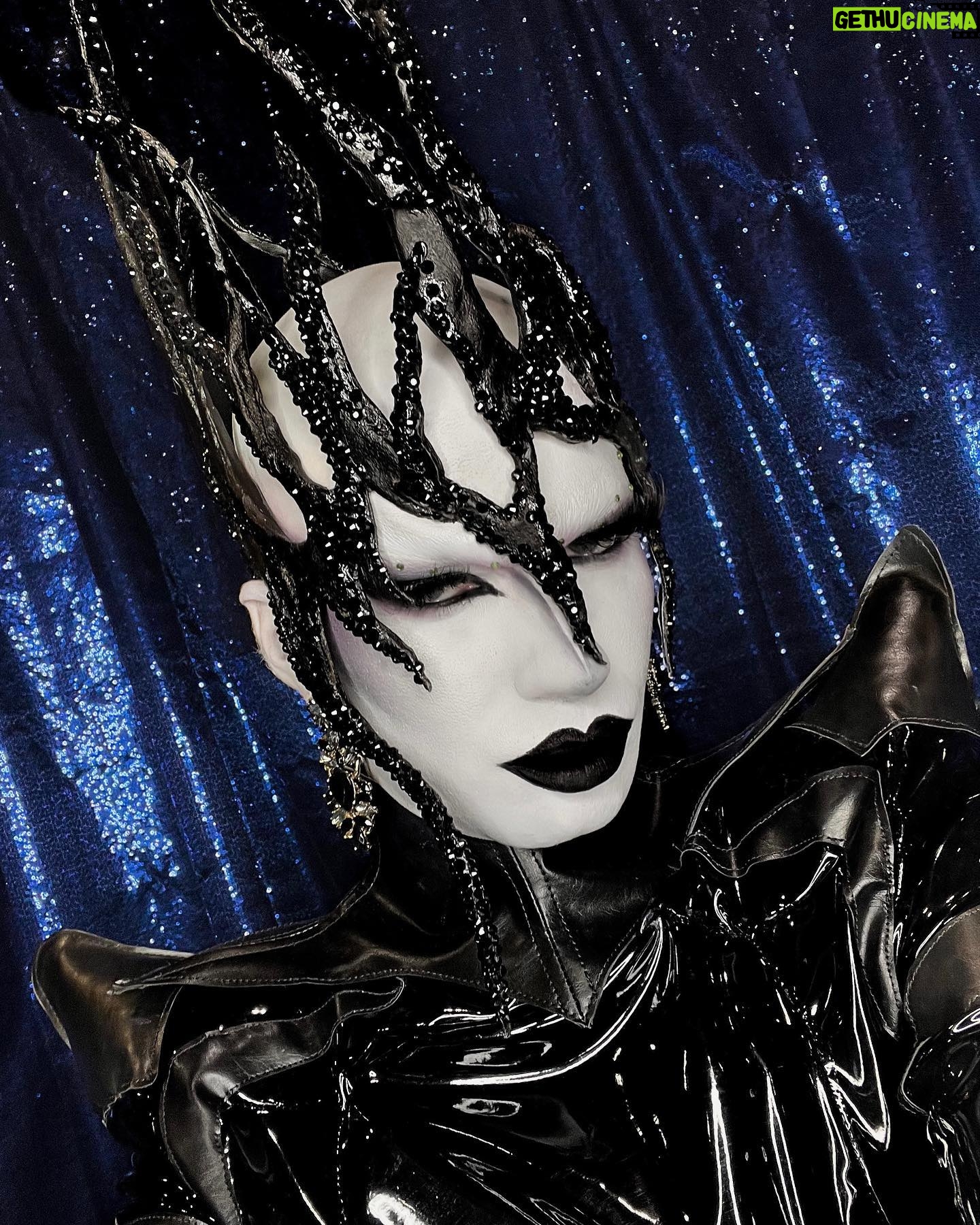ChelseaBoy - 2.9K Likes - DRAG CON UK - DAY 2 🖤
Loved doing this rendition of the Xenomorphe look from Drag Race Holland!
Costume: @isabell.schulz.atelier
Spine: @jacobleole and @xochelseaboy
Headpiece: @xochelseaboy
Makeup: @mehronmakeup
Earrings: @krokantagency
Event: @rupaulsdragcon @worldofwonder
Agency: @dragsofanarchy
Assistant: @ceaudetoilette
#dragcon #dragconuk #rupaulsdragcon #dragcon2023 #chelseaboy