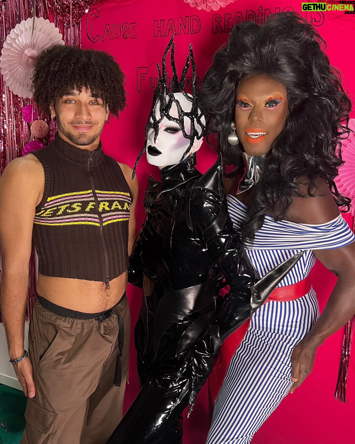 ChelseaBoy - 2.9K Likes - DRAG CON UK - DAY 2 🖤
Loved doing this rendition of the Xenomorphe look from Drag Race Holland!
Costume: @isabell.schulz.atelier
Spine: @jacobleole and @xochelseaboy
Headpiece: @xochelseaboy
Makeup: @mehronmakeup
Earrings: @krokantagency
Event: @rupaulsdragcon @worldofwonder
Agency: @dragsofanarchy
Assistant: @ceaudetoilette
#dragcon #dragconuk #rupaulsdragcon #dragcon2023 #chelseaboy
