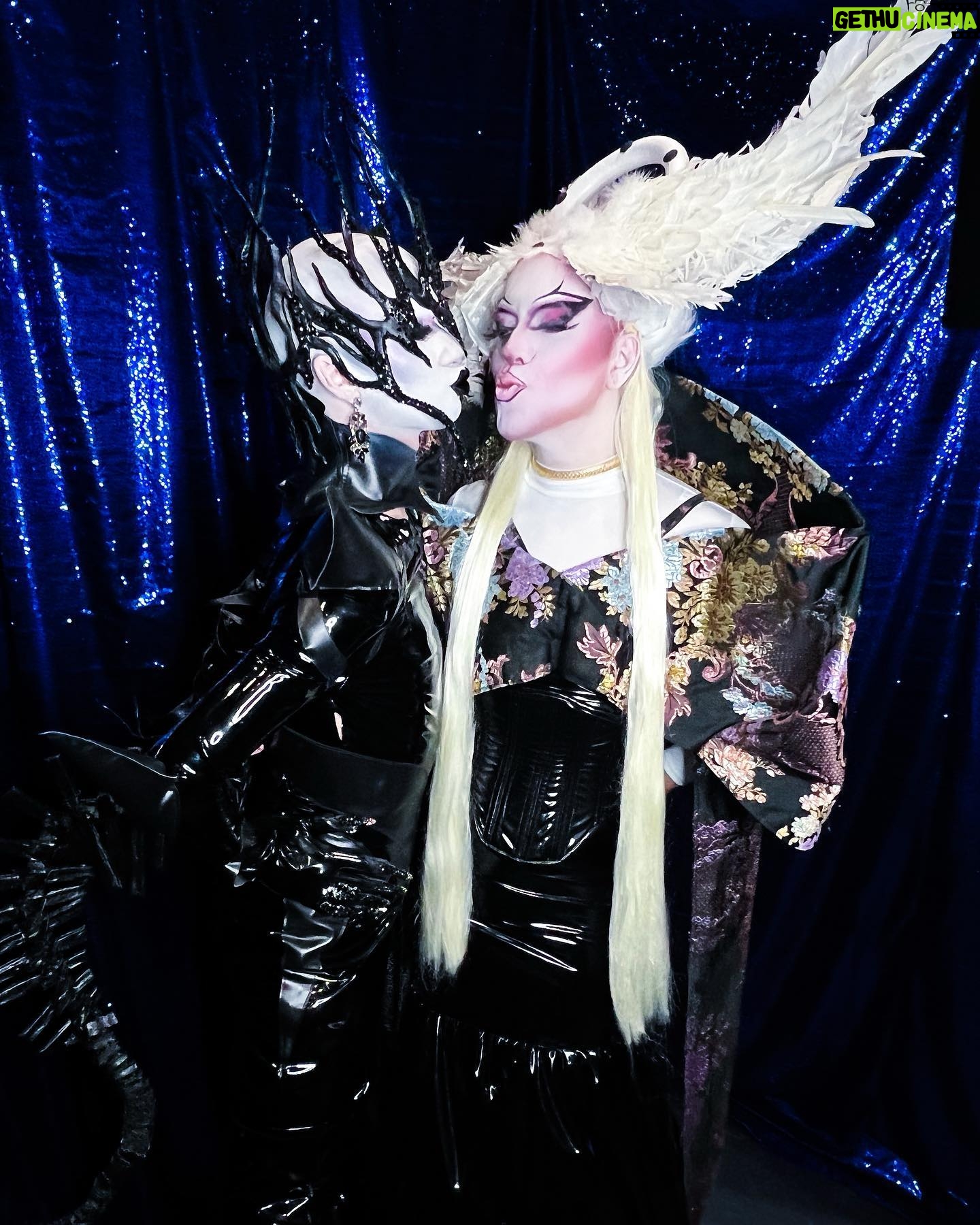 ChelseaBoy - 2.9K Likes - DRAG CON UK - DAY 2 🖤
Loved doing this rendition of the Xenomorphe look from Drag Race Holland!
Costume: @isabell.schulz.atelier
Spine: @jacobleole and @xochelseaboy
Headpiece: @xochelseaboy
Makeup: @mehronmakeup
Earrings: @krokantagency
Event: @rupaulsdragcon @worldofwonder
Agency: @dragsofanarchy
Assistant: @ceaudetoilette
#dragcon #dragconuk #rupaulsdragcon #dragcon2023 #chelseaboy