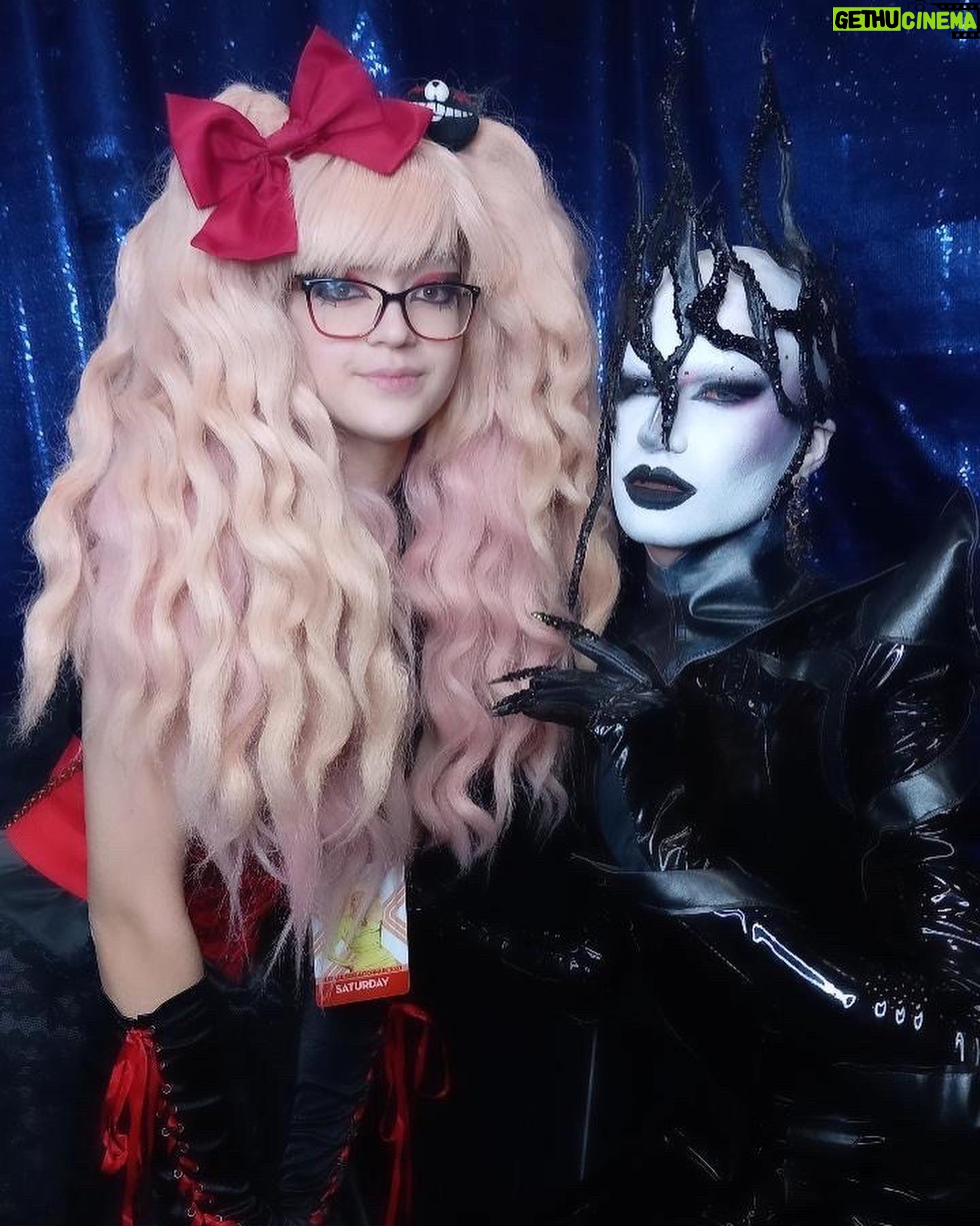 ChelseaBoy - 2.9K Likes - DRAG CON UK - DAY 2 🖤
Loved doing this rendition of the Xenomorphe look from Drag Race Holland!
Costume: @isabell.schulz.atelier
Spine: @jacobleole and @xochelseaboy
Headpiece: @xochelseaboy
Makeup: @mehronmakeup
Earrings: @krokantagency
Event: @rupaulsdragcon @worldofwonder
Agency: @dragsofanarchy
Assistant: @ceaudetoilette
#dragcon #dragconuk #rupaulsdragcon #dragcon2023 #chelseaboy