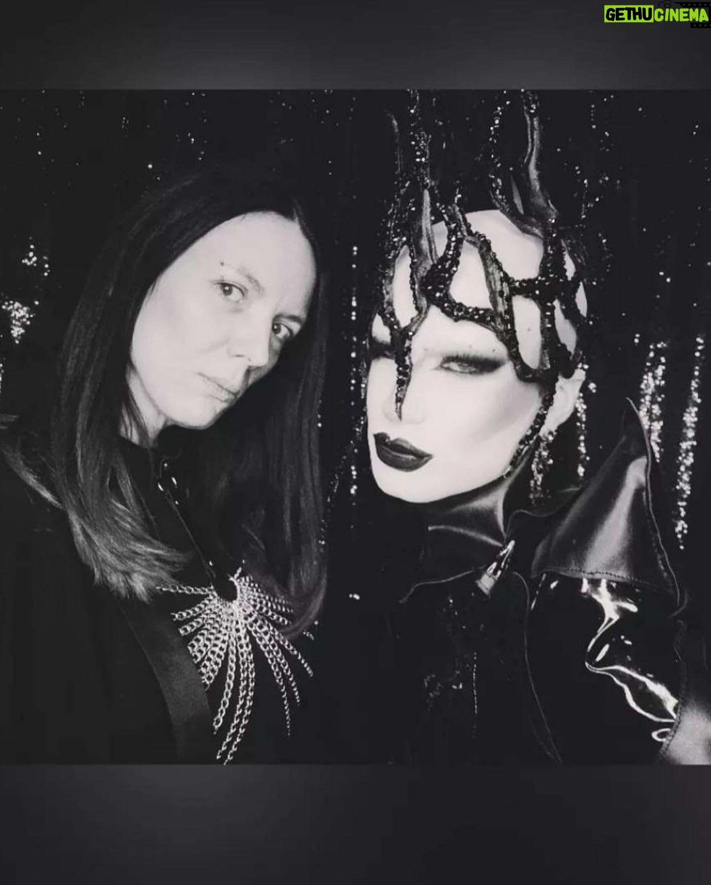 ChelseaBoy - 2.9K Likes - DRAG CON UK - DAY 2 🖤
Loved doing this rendition of the Xenomorphe look from Drag Race Holland!
Costume: @isabell.schulz.atelier
Spine: @jacobleole and @xochelseaboy
Headpiece: @xochelseaboy
Makeup: @mehronmakeup
Earrings: @krokantagency
Event: @rupaulsdragcon @worldofwonder
Agency: @dragsofanarchy
Assistant: @ceaudetoilette
#dragcon #dragconuk #rupaulsdragcon #dragcon2023 #chelseaboy