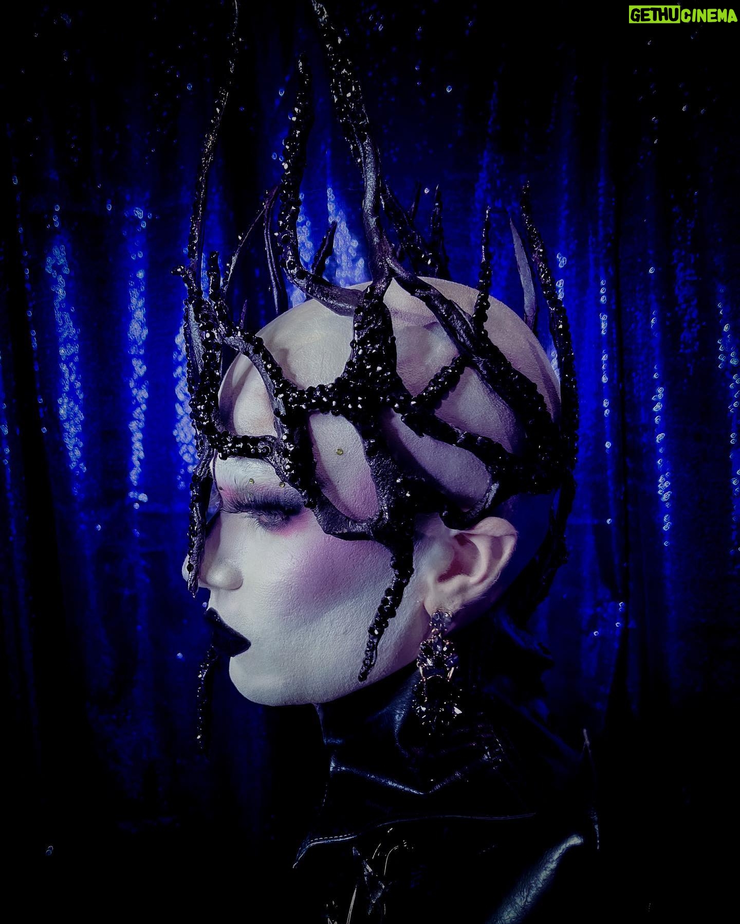 ChelseaBoy - 2.9K Likes - DRAG CON UK - DAY 2 🖤
Loved doing this rendition of the Xenomorphe look from Drag Race Holland!
Costume: @isabell.schulz.atelier
Spine: @jacobleole and @xochelseaboy
Headpiece: @xochelseaboy
Makeup: @mehronmakeup
Earrings: @krokantagency
Event: @rupaulsdragcon @worldofwonder
Agency: @dragsofanarchy
Assistant: @ceaudetoilette
#dragcon #dragconuk #rupaulsdragcon #dragcon2023 #chelseaboy
