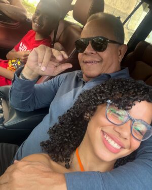 Chelsy García Instagram - Nunca me cansaré de este video; y me quillo cuando mami dice que heredé su mal genio HAHAHAHAHA😩😂😭 FELIZ DÍA DEL PADRE ❤️ Lo quiero mucho Señor Bautista🥰