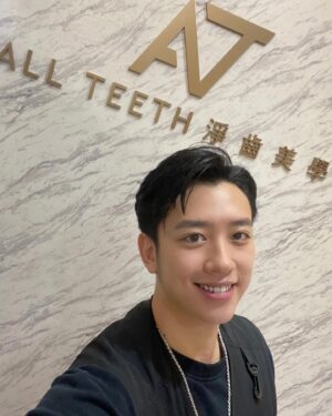 Chen Mu Instagram - 終於也來體驗牙齒🦷美白了！
（對啦我就撥接）
最近因為工作咖啡☕️跟煙🚬都使用較多，超級感謝 @allteeth_tp 神隊友🥹🥹🥹第三張是before（但還要再幾次療程才會全部乾淨）
.
 初次體驗FB、ig限時動態 評🌟即可享有
🦷淨齒體驗$888元
🦷雙效淨齒$1600元
（原價單堂$2080元）
✅2021全新升級紅藍光雙波✅
💎業界唯一 課後可正常飲食 無需避免深色

課程半小時後即可正常飲食唷 無需避免深色食物💜（這是真的我離開馬上去喝咖啡☕️🤌🏻）