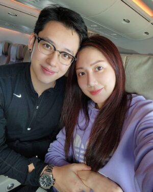 Chen Mu Instagram - 第一次生日過兩天一路從台灣過到英國還在11/1笑死。
1. 第一次跟老婆出國
2. 飛機餐各種三色豆直接沒胃口氣死
3. Emirates免費幫我們拍的拍立得🤩
4.5.因為種種原因可能又是壽星的關係被免費升等二樓，幾乎沒什麼乘客的艙位，超爽ㄉ阿聯酋YYDS
6. 到英國還再繼續過生日謝謝大家🤗
7. 老婆的迷因行為⋯⋯
.
好的總之30而立了，感謝大家的祝福🙏🏻🙏🏻🙏🏻因為飛過來英國的關係如果訊息沒有回到抱歉惹哈哈哈
Time files一眨眼就30了我的天，但也算是往下個階段邁進吧，希望我愛的人跟愛我的人都可以健健康康開開心心的，愛你們大家🤗🤗🤗