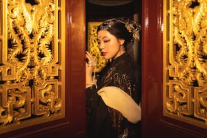 Chen Mu Instagram - 就算把你真身放進千上萬顆一模一樣的蘭花草裡，本座也能一下子找到你。
Model: @cindy_lin_1009 
Photographer: @yanick__photography 
Makeup&Stylist: @lulunails85 
#漢服#漢服攝影#漢服推廣